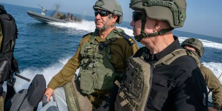 El ministro de Defensa, Yoav Gallant (derecha), y el jefe de la Armada, el vicealmirante David Sa'ar Salama, son vistos frente a la costa de la Franja de Gaza en un barco patrullero de la clase Dvora, el 23 de mayo de 2024. (Ariel Hermoni/Ministerio de Defensa)