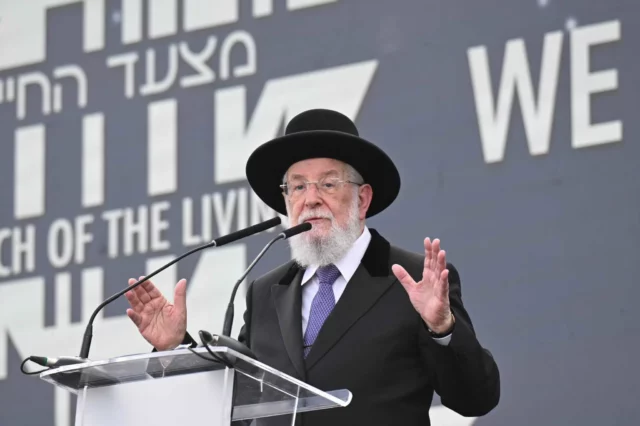 Rabino Lau en Auschwitz insta a judíos de la diáspora a emigrar a Israel