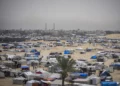 Palestinos desplazados por la guerra en curso en la Franja de Gaza caminan por un campamento improvisado en Rafah, el 10 de mayo de 2024. (AP Foto/Abdel Kareem Hana)