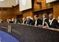 Magistrados son vistos en la Corte Internacional de Justicia (CIJ) como parte de la solicitud de Sudáfrica sobre un alto el fuego en Gaza en La Haya, el 24 de mayo de 2024. (Nick Gammon/AFP)