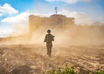 Cazas israelíes atacan lanzaderas de cohetes de Jan Yunis