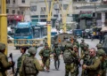 Fuerzas de seguridad israelíes vistas en la entrada de la ciudad de Hebrón, en Cisjordania, después del mortal ataque a tiros en la Ruta 60, el 21 de agosto de 2023. (Chaim Goldberg/Flash90)