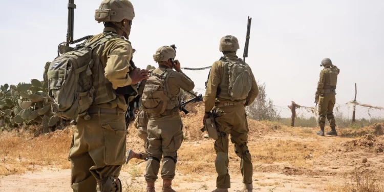 Las tropas de las FDI operan en el corredor central de Gaza, en una imagen publicada el 1 de mayo de 2024. (Fuerzas de Defensa de Israel)
