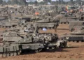 Tanques FDI avanzan por la carretera principal que divide Rafah