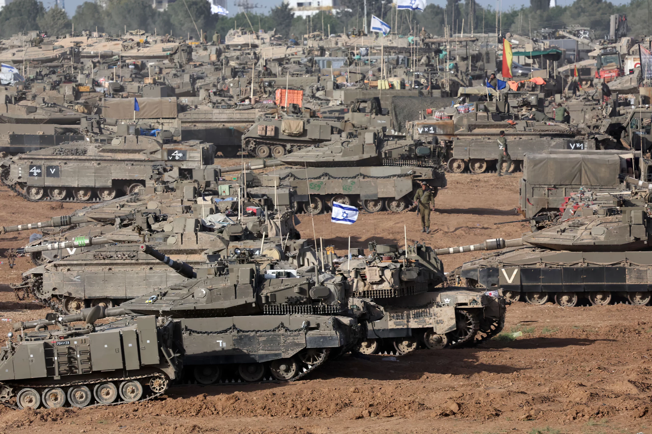 Tanques FDI avanzan por la carretera principal que divide Rafah