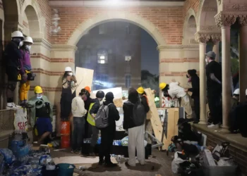 UCLA: Policía interviene tras enfrentamientos entre grupos pro y anti Israel