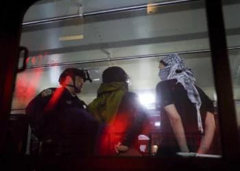 Policía desaloja a manifestantes antiisraelíes del Hamilton Hall