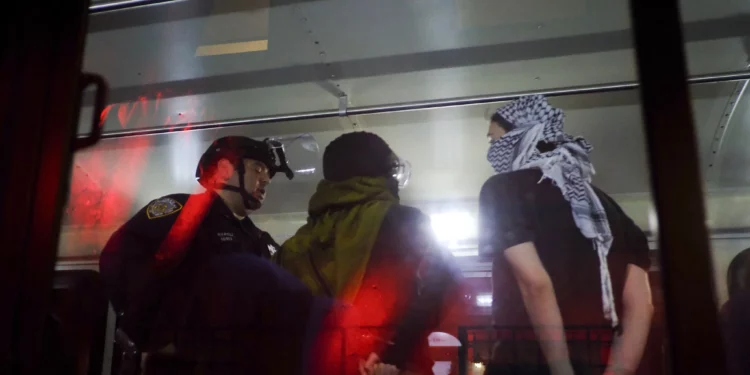 Policía desaloja a manifestantes antiisraelíes del Hamilton Hall
