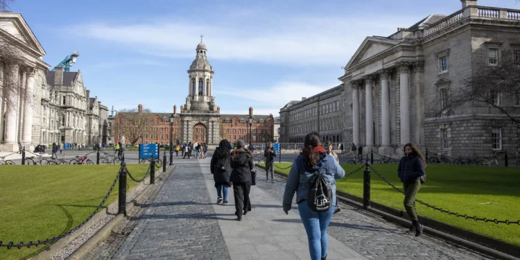 Universidad irlandesa accede a demandas de desinversión contra Israel de manifestantes