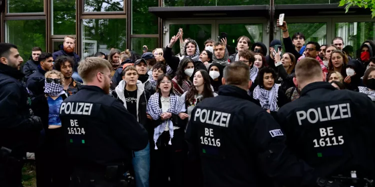 Activistas propalestinos se enfrentan a las fuerzas policiales en el campus universitario de la Universidad Libre de Berlín, Alemania, el 7 de mayo de 2024 (Foto de Tobias SCHWARZ / AFP)