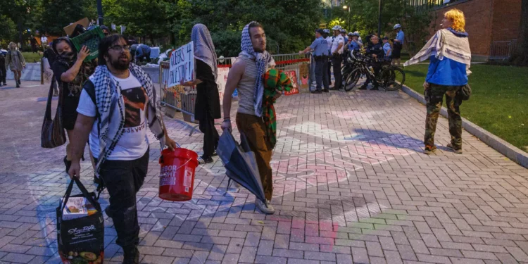 Manifestantes abandonan un campamento antiisraelí en la Universidad de Drexel, el 23 de mayo de 2004 en Filadelfia. (Alejandro A. Alvarez/The Philadelphia Inquirer vía AP)