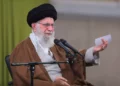 Una imagen proporcionada por la oficina del líder supremo de Irán, el ayatolá Ali Jamenei, lo muestra hablando durante una ceremonia en Teherán el 1 de mayo de 2024. (Jamenei. IR / AFP)