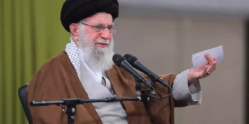 Una imagen proporcionada por la oficina del líder supremo de Irán, el ayatolá Ali Jamenei, lo muestra hablando durante una ceremonia en Teherán el 1 de mayo de 2024. (Jamenei. IR / AFP)