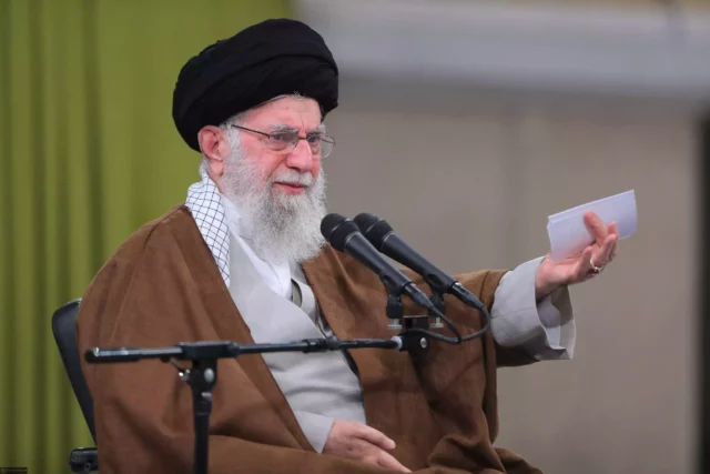 Jamenei de Irán critica los esfuerzos saudíes de normalización con Israel