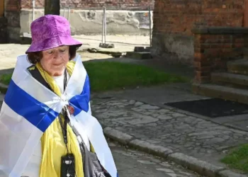 Bella Haim recorre el antiguo campo nazi de Auschwitz-1 en Polonia el 6 de mayo de 2024. (Canaán Lidor/Tiempos de Israel)