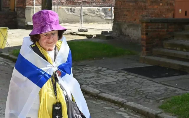En Auschwitz, sobreviviente Bella Haim conmemora a su nieto rehén asesinado en Gaza