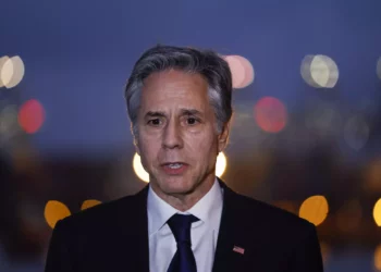 El secretario de Estado de Estados Unidos, Antony Blinken, habla con los medios de comunicación en el puerto de Ashdod, en Ashdod, Israel, el miércoles 1 de mayo de 2024. (Evelyn Hockstein/Pool Photo vía AP)