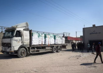 Un camión con ayuda humanitaria llega para su procesamiento al paso fronterizo de Kerem Shalom con Gaza el 15 de abril de 2024. (AFP)