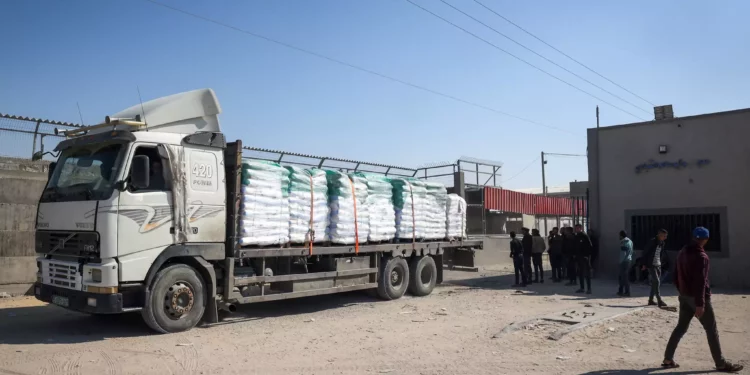 Un camión con ayuda humanitaria llega para su procesamiento al paso fronterizo de Kerem Shalom con Gaza el 15 de abril de 2024. (AFP)