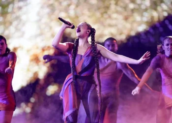 Tali de Luxemburgo interpreta la canción 'Fighter' durante la primera semifinal del Festival de la Canción de Eurovisión en Malmö, Suecia, el 7 de mayo de 2024. (AP Foto/Martin Meissner)