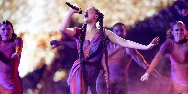 Tali de Luxemburgo interpreta la canción 'Fighter' durante la primera semifinal del Festival de la Canción de Eurovisión en Malmö, Suecia, el 7 de mayo de 2024. (AP Foto/Martin Meissner)