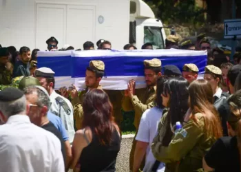 El funeral del sargento Haim Sabach en el cementerio militar de Holon el 9 de mayo de 2024 (Avshalom Sassoni/Flash90)