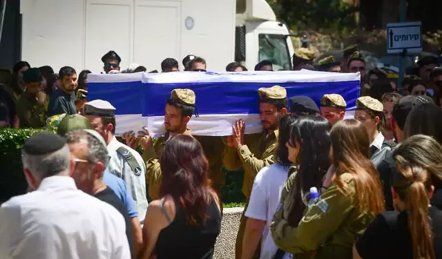 El funeral del sargento Haim Sabach en el cementerio militar de Holon el 9 de mayo de 2024 (Avshalom Sassoni/Flash90)