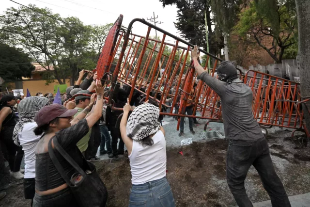 Manifestantes contra Israel de México intentan llegar a Embajada