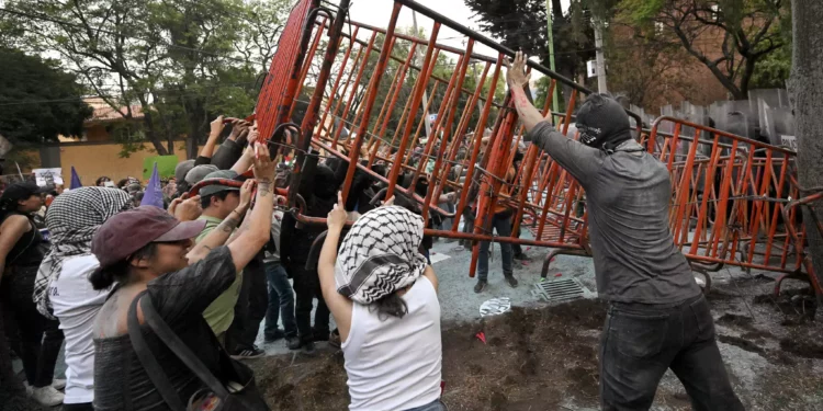 Rioters clash with police during a pro-Palestinian, anti-Israel rally called “Urgent action for Rafah”, held in front of the Israeli embassy in Mexico City on May 28, 2024. (Photo by Pedro PARDO / AFP)