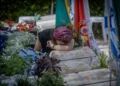 Una mujer llora en la tumba de un soldado muerto durante la guerra, en el cementerio militar del Monte Herzl en Jerusalén, el 10 de mayo de 2024 (Chaim Goldberg/Flash90)