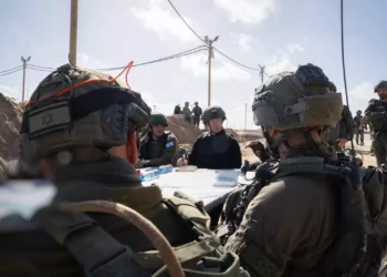 El ministro de Defensa, Yoav Gallant, se reúne con tropas en el centro de Gaza, el 5 de mayo de 2024. (Shachar Yurman/Ministerio de Defensa)