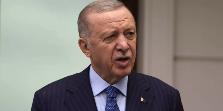El presidente turco, Recep Tayyip Erdogan, habla con los medios de comunicación durante una conferencia de prensa después de la oración del mediodía del viernes en Estambul, el 3 de mayo de 2024. (Khalil Hamra/AP Foto)