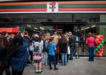 People line up outside of 7-Eleven's first store in the country, at Dizengoff Center in Tel Aviv, January 12, 2023. (Avshalom Sassoni/Flash90)