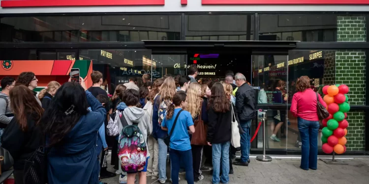 People line up outside of 7-Eleven's first store in the country, at Dizengoff Center in Tel Aviv, January 12, 2023. (Avshalom Sassoni/Flash90)