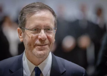 El presidente israelí, Isaac Herzog, habla en una ceremonia de juramento de los jueces recién nombrados en la residencia del presidente en Jerusalén, el 18 de abril de 2024. (Chaim Goldberg/Flash90)