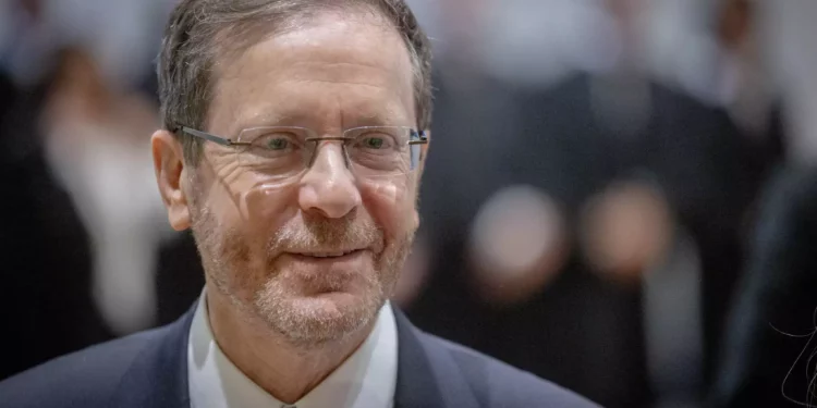 El presidente israelí, Isaac Herzog, habla en una ceremonia de juramento de los jueces recién nombrados en la residencia del presidente en Jerusalén, el 18 de abril de 2024. (Chaim Goldberg/Flash90)