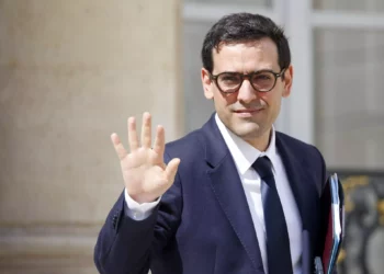 El ministro de Asuntos Exteriores y Europeos de Francia, Stéphane Sejourne, abandona la reunión semanal del gabinete en el Palacio presidencial del Elíseo en París, el 21 de mayo de 2024. (Foto de Ludovic MARIN / AFP)