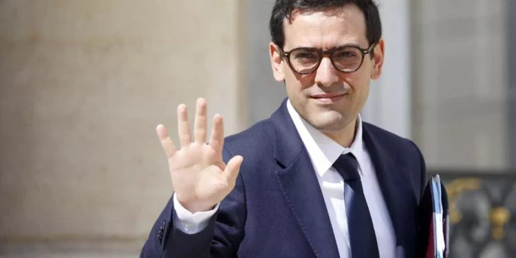 El ministro de Asuntos Exteriores y Europeos de Francia, Stéphane Sejourne, abandona la reunión semanal del gabinete en el Palacio presidencial del Elíseo en París, el 21 de mayo de 2024. (Ludovic MARIN / AFP)
