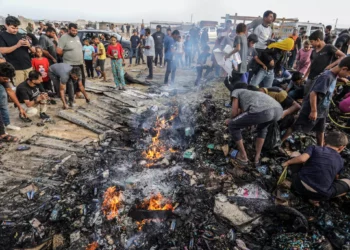 Palestinians inspect damage after an Israeli airstrike on what the FDI said was a Hamás compound, adjacent to a camp for internally displaced people in Rafah, Gaza Strip, May 27, 2024. (Abed Rahim Khatib/Flash90)