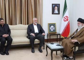 El líder supremo, el ayatolá Ali Jamenei, a la derecha, habla con el jefe de Hamás, Ismail Haniyeh, al centro, mientras el presidente interino de Irán, Mohammad Mokhber, se sienta a la izquierda, durante su reunión en Teherán, Irán, el 22 de mayo de 2024 (Oficina del Líder Supremo iraní vía AP)