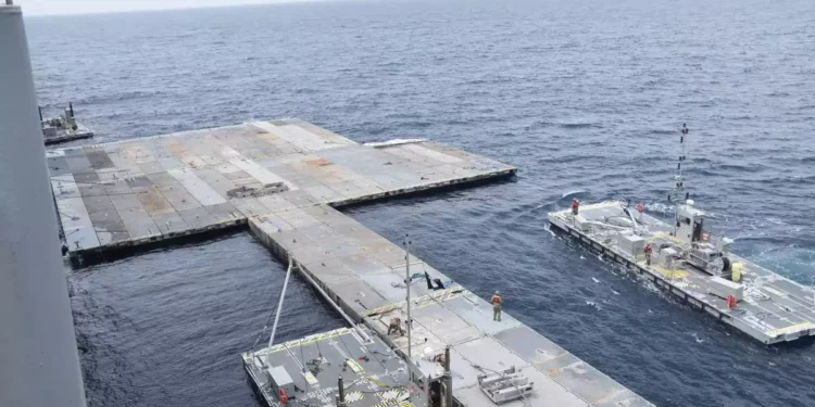 Un muelle marítimo construido por el ejército estadounidense frente a la costa de la Franja de Gaza, en una imagen publicada el 29 de abril de 2024. (CENTCOM)