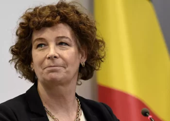 La viceprimera ministra belga, Petra De Sutter, asiste a una conferencia de prensa en Bruselas, el 12 de febrero de 2021. (Didier Lebrun, Pool vía AP)