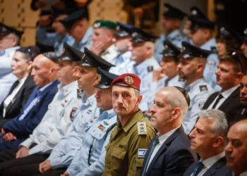 El jefe del Estado Mayor de las FDI, Herzi Halevy, en el centro, junto al jefe del Shin Bet, Ronen Bar, y el jefe del Mossad, David Barnea, en una ceremonia de colocación de ofrendas florales en el cementerio militar del Monte Herzl en Jerusalén, antes del Día de los Caídos, el 8 de mayo de 2024. (Chaim Goldberg/Flash 90)
