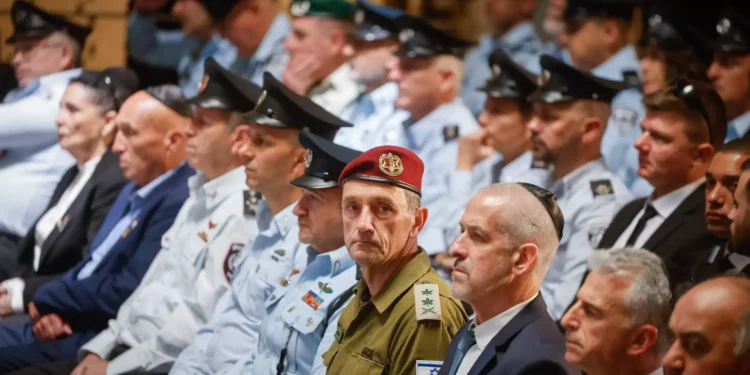 El jefe del Estado Mayor de las FDI, Herzi Halevy, en el centro, junto al jefe del Shin Bet, Ronen Bar, y el jefe del Mossad, David Barnea, en una ceremonia de colocación de ofrendas florales en el cementerio militar del Monte Herzl en Jerusalén, antes del Día de los Caídos, el 8 de mayo de 2024. (Chaim Goldberg/Flash 90)