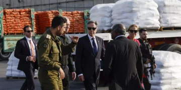 El secretario de Estado de Estados Unidos, Antony Blinken, en el centro, camina con el ministro de Defensa, Yoav Gallant, en el centro a la izquierda, y la coordinadora principal de la ONU para Asuntos Humanitarios y de Reconstrucción en Gaza, Sigrid Kaag, en el segundo lugar a la derecha, en el cruce fronterizo de Kerem Shalom en Kerem Shalom, Israel, el miércoles 1 de mayo de 2024. (Evelyn Hockstein/Pool Photo vía AP)