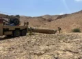 Las fuerzas israelíes retiran los restos de un misil balístico iraní que fue encontrado por excursionistas cerca de Arad, el 2 de mayo de 2024. (Fuerzas de Defensa de Israel)