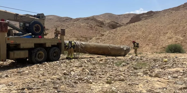 Las fuerzas israelíes retiran los restos de un misil balístico iraní que fue encontrado por excursionistas cerca de Arad, el 2 de mayo de 2024. (Fuerzas de Defensa de Israel)