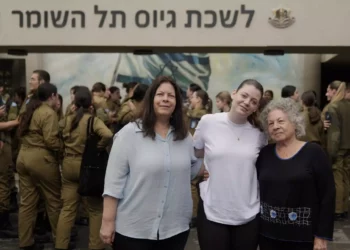 La ex rehén Noga Weiss (centro) con su madre Shiri (izquierda), en la base de Tel Hashomer en el centro de Israel, el 6 de mayo de 2024. (Fuerzas de Defensa de Israel)