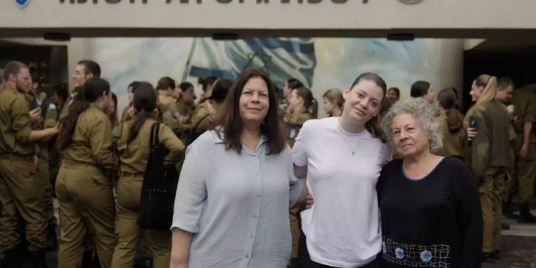 La ex rehén Noga Weiss (centro) con su madre Shiri (izquierda), en la base de Tel Hashomer en el centro de Israel, el 6 de mayo de 2024. (Fuerzas de Defensa de Israel)