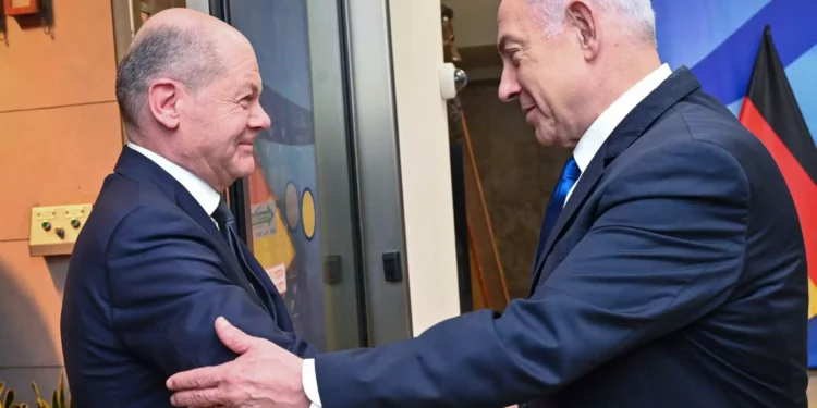 El canciller alemán, Olaf Scholz, a la izquierda, saluda al primer ministro Benjamin Netanyahu, antes de una conferencia de prensa en Jerusalén, el 17 de marzo de 2024. (GPO)